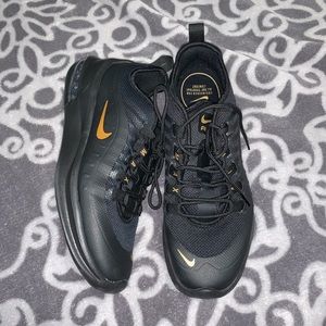 Black nike shoes